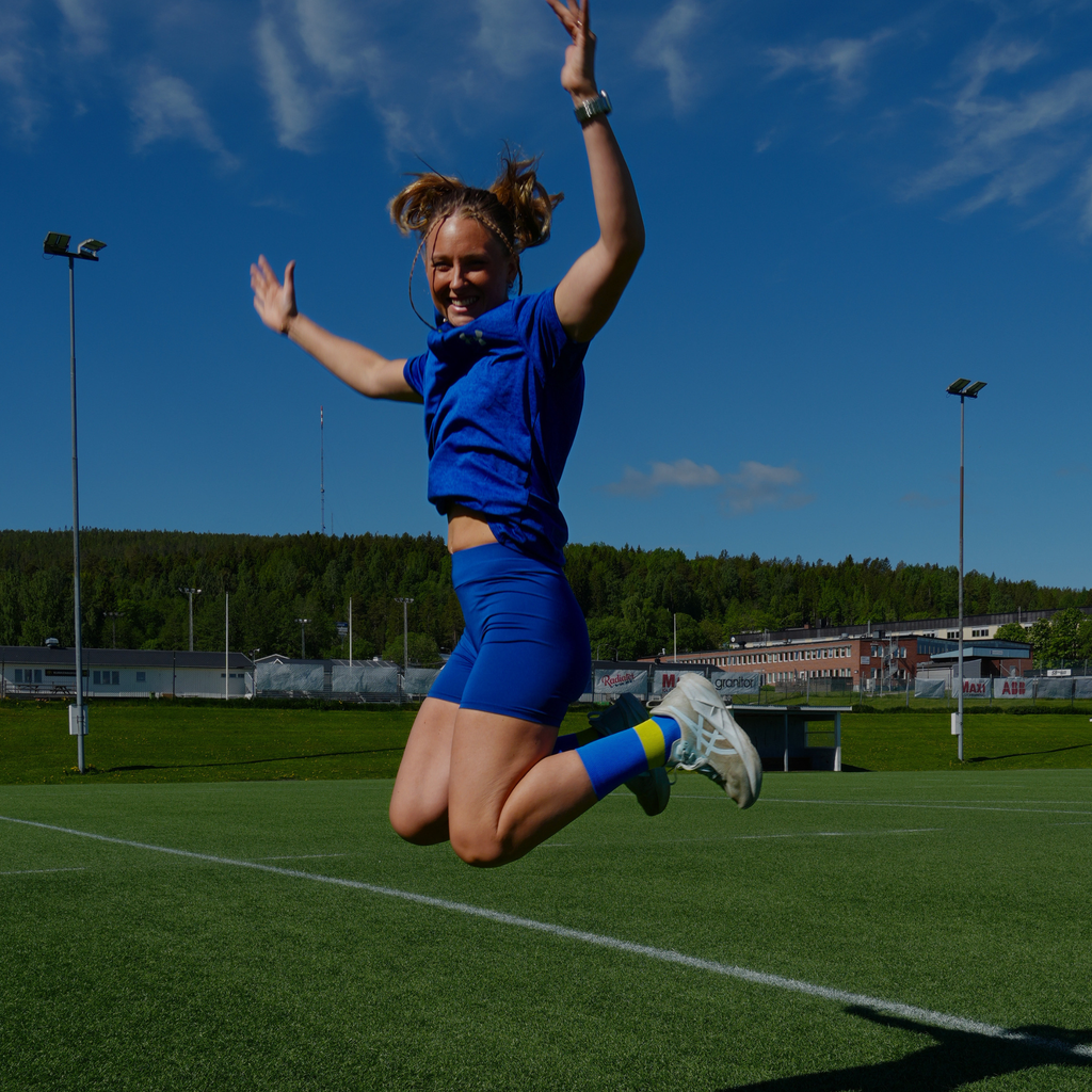 Blågula sportstrumpor inspirerade av Sveriges färger för fotboll, löpning och träning
