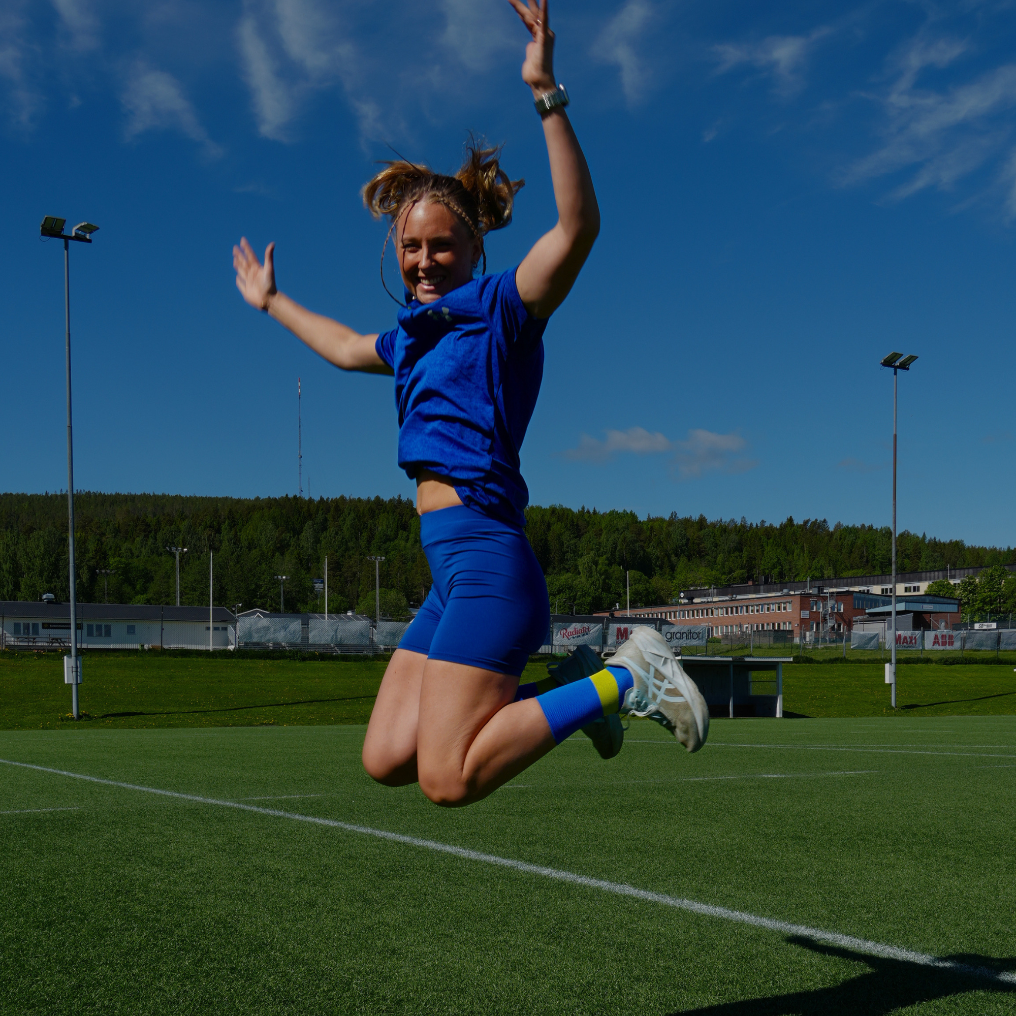 Blågula sportstrumpor inspirerade av Sveriges färger för fotboll, löpning och träning